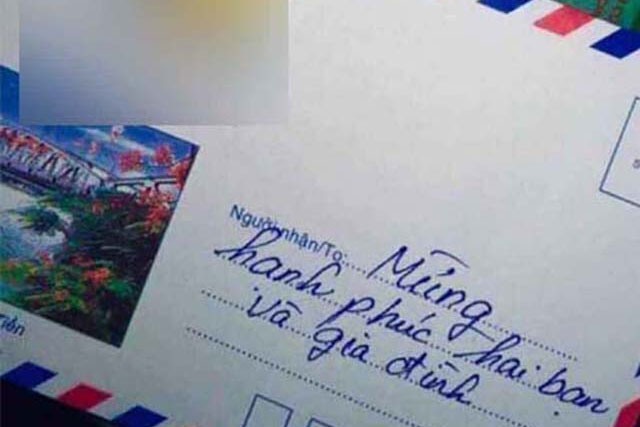 Sau đêm tân hôn, cô dâu bóc phong bì rồi ngao ngán khi nhận được mảnh giấy kỳ lạ nhắc đến chồng mình, đọc kỹ dòng chữ bên trong chú rể "giận tím mặt"