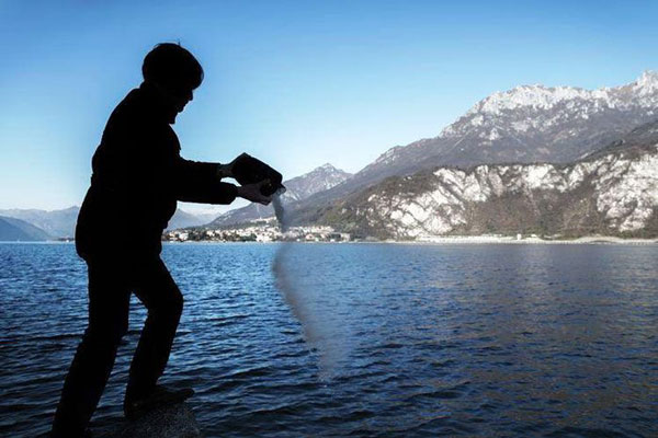 Những cách xử lý tro cốt người đã khuất kỳ lạ trên thế giới