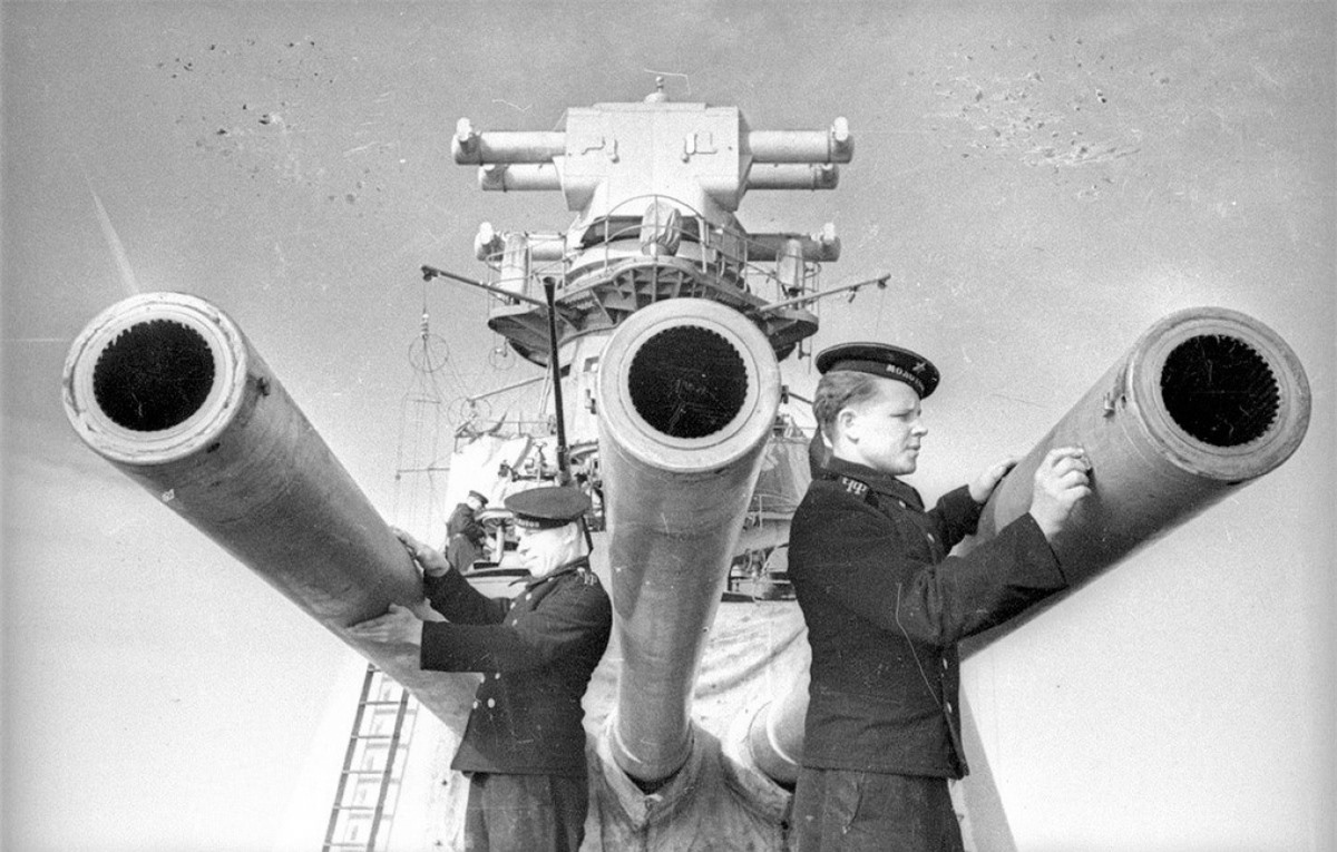 Pháo chính của tuần dương hạm mang tên Molotov.