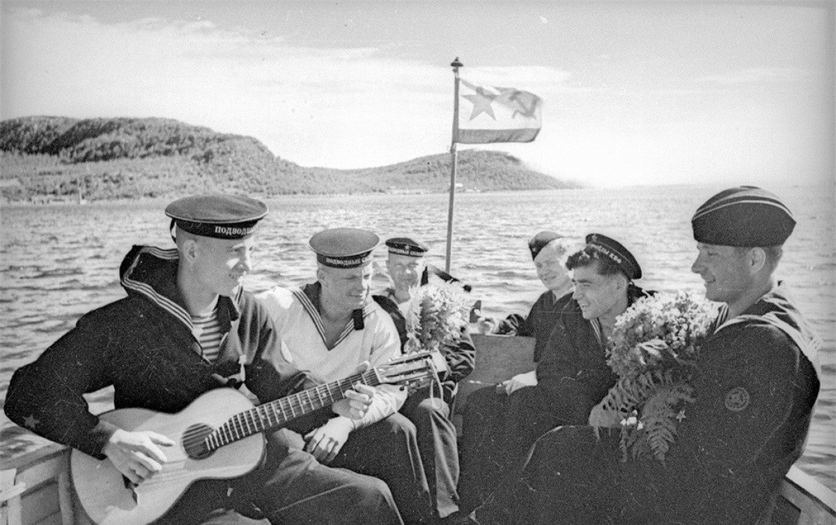 Những chiến sĩ của Hạm đội Baltic đàn, hát cho nhau nghe.