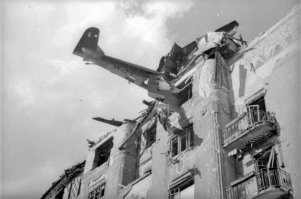 Một máy bay của Đức đâm vào tòa nhà ở Budapest.