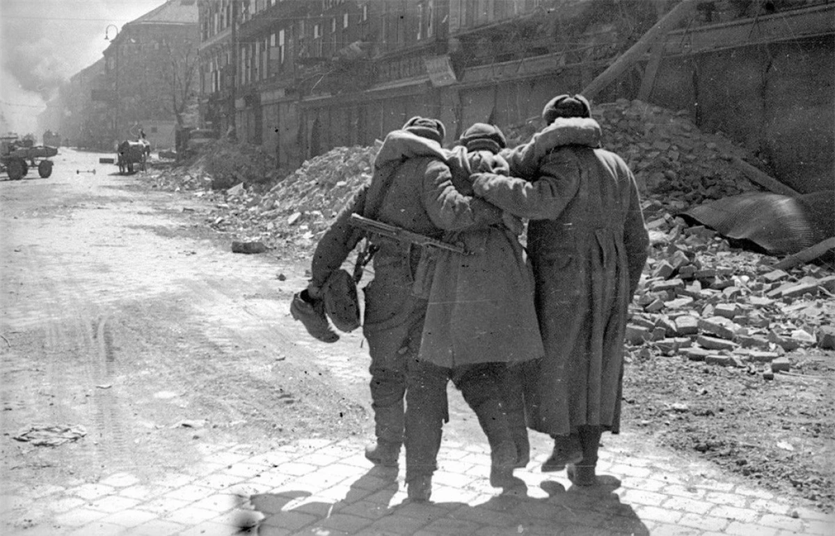 Tình đồng đội. Ảnh chụp ở Vienna năm 1945.