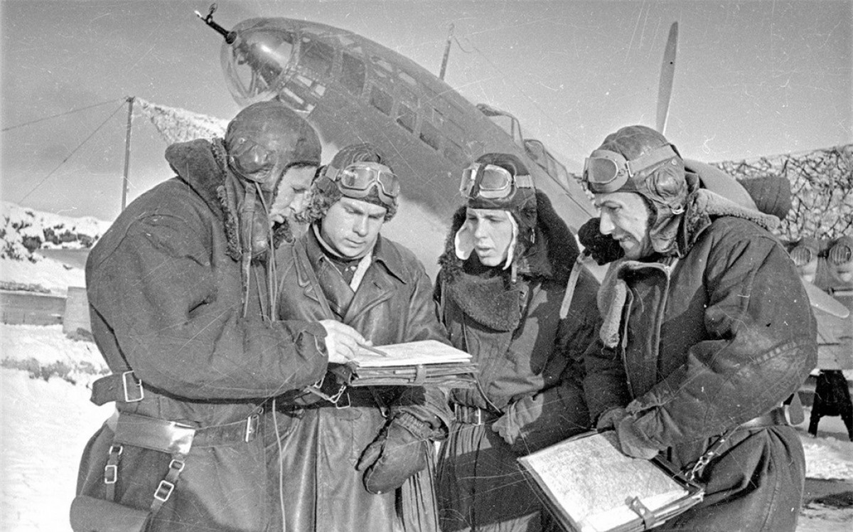 Chỉ huy phi đội cùng các phi công Hồng quân bên chiếc Il-4.