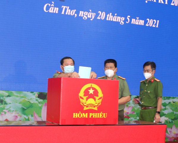 Công an TP Cần Thơ bỏ phiếu sớm, tăng cường bảo vệ bầu cử