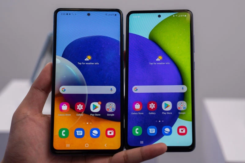 Samsung Galaxy A52 và Galaxy A72 (trái).