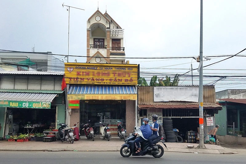 Tiệm vàng trên TL8 nơi xảy ra vụ cướp. Ảnh: Trần Kha.