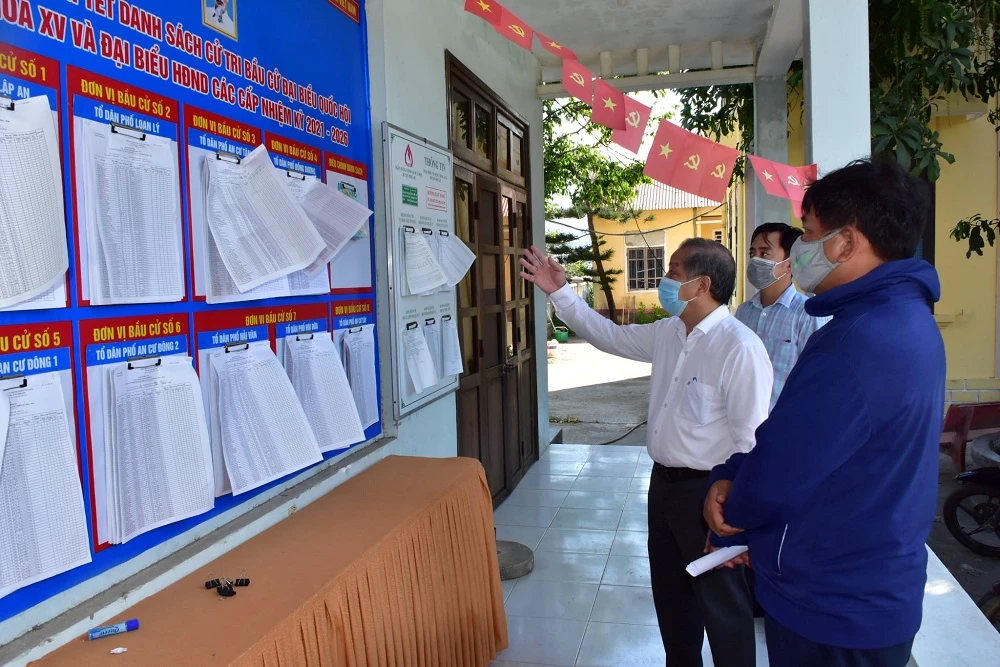 Chủ tịch UBND tỉnh Thừa Thiên Huế Phan Ngọc Thọ kiểm tra công tác chuẩn bị bầu cử tại thị trấn Lăng Cô, huyện Phú Lộc.