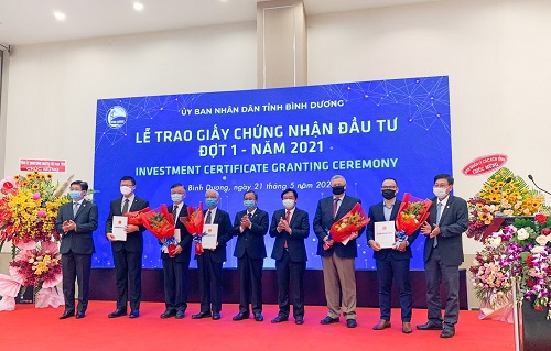 Bình Dương: Trao chứng nhận đầu tư 5 dự án, tổng vốn đầu tư 974,2 triệu USD