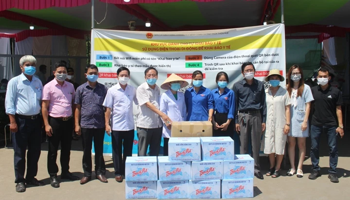 Trao tặng các phần quà hỗ trợ phòng chống dịch Covid-19 tại Chốt kiểm soát y tế số 1, đóng trên địa bàn huyện Phong Điền.