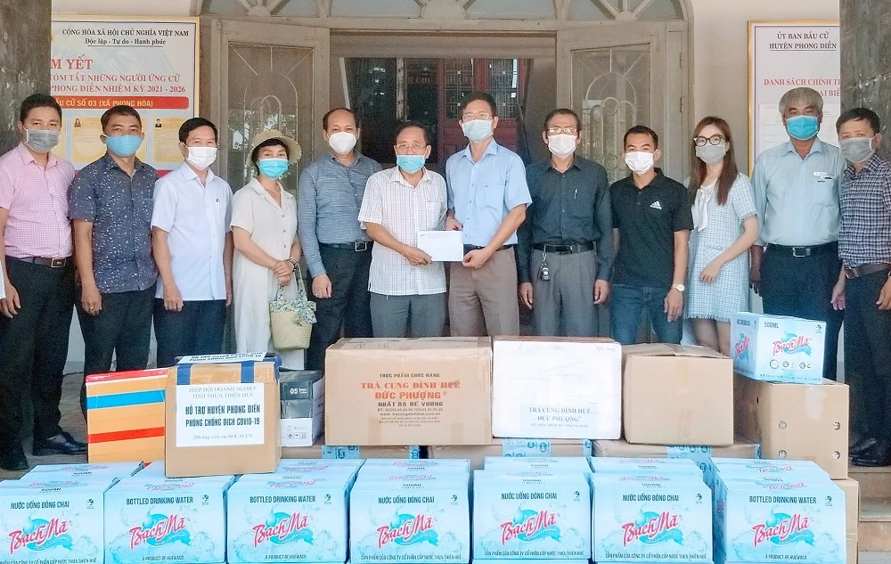 Đoàn công tác của Hiệp Hội Doanh nghiệp tỉnh Thừa Thiên Huế thăm, tặng quà hỗ trợ phòng chống dịch Covid-19 tại huyện Phong Điền.