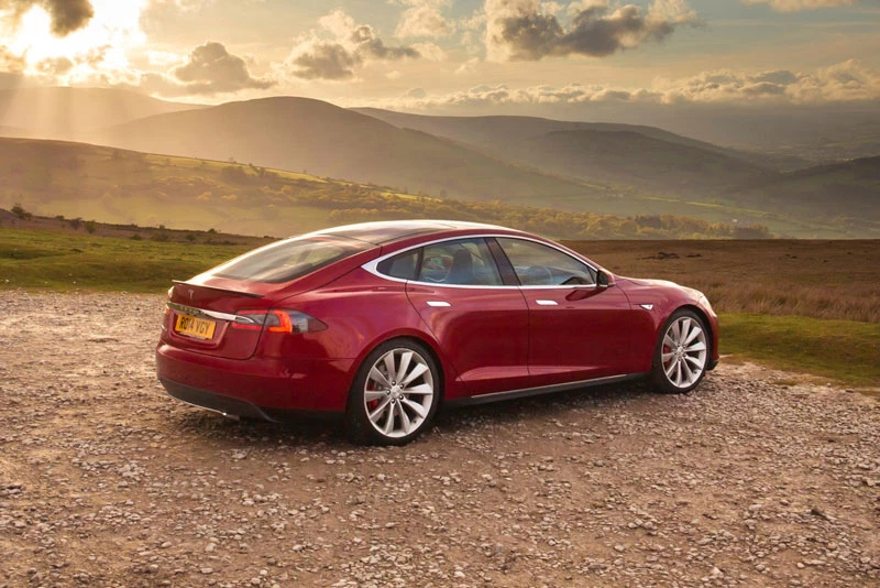 3. Tesla Model S Performance (giá: 91.990 USD).