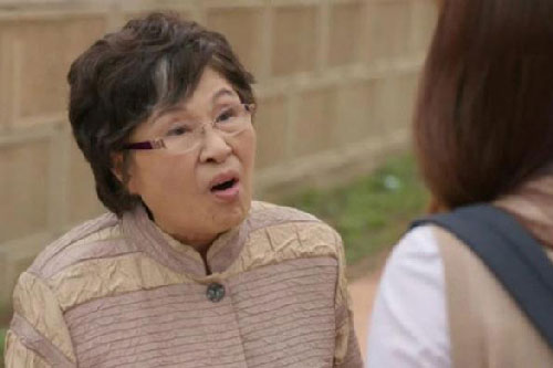 Đêm tân hôn, mẹ chồng ngồi sừng sững trên giường cưới để rồi khi biết lý do, tôi run rẩy sợ hãi