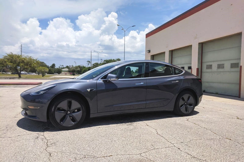 7. Tesla Model 3 (giá: 35.000-54.990 USD).