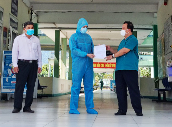 Đà Nẵng: Bệnh nhân đầu tiên của đợt dịch Covid-19 thứ 4 xuất viện