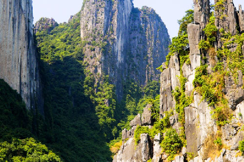 Cảnh đẹp khu vực Cặp Táo - Vạn Bội trên Vịnh Hạ Long