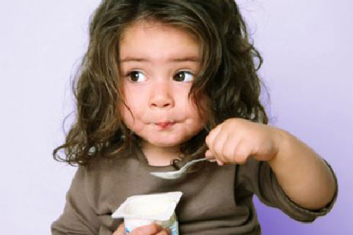 Mẹ cho con ăn sữa chua theo cách này mất sạch chất dinh dưỡng