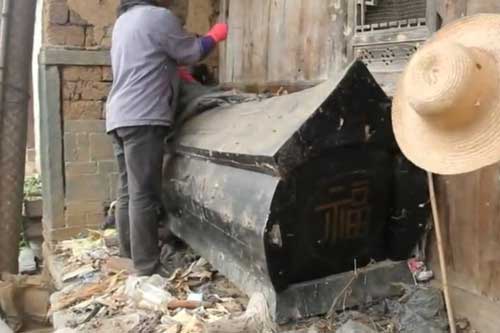 Nghe thấy âm thanh lạ phát ra từ cỗ quan tài trong căn nhà hoang, hai anh em tò mò mở ra rồi thót tim khi nhìn vào bên trong