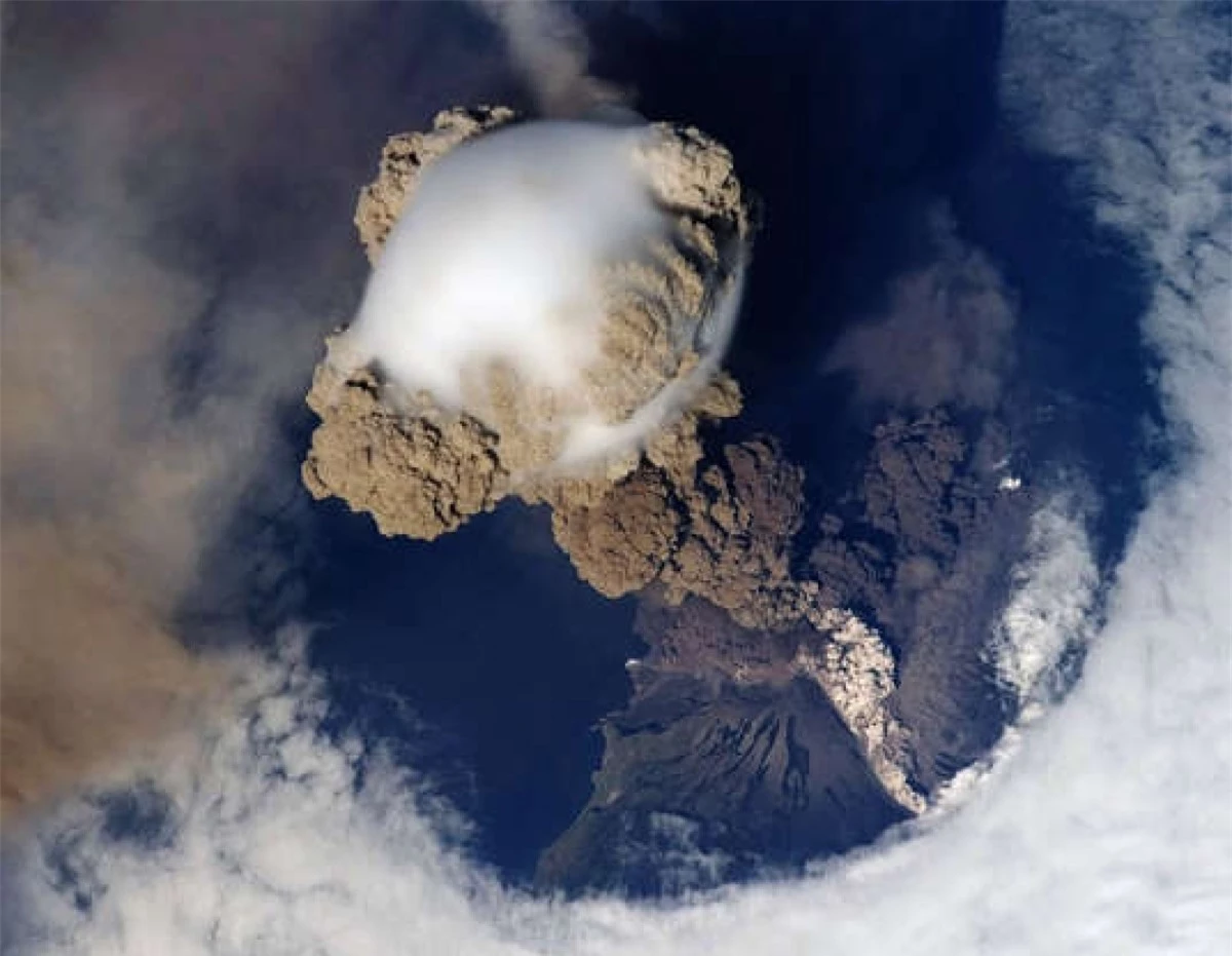 Núi lửa phun trào trên Trái Đất nhìn từ không gian.