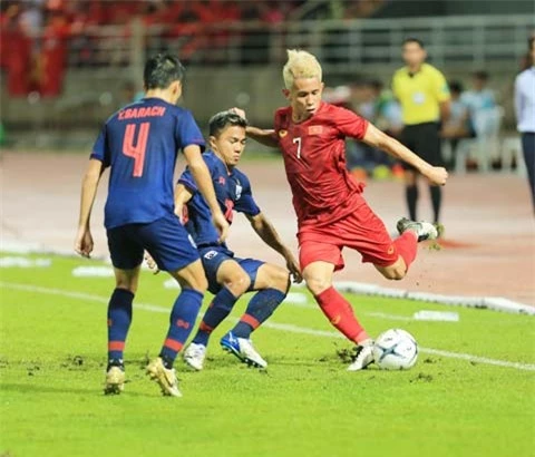Hồng Duy trong vòng vây của 2 cầu thủ Thái Lan tại vòng loại World Cup 2022 - Ảnh: Đức Cường