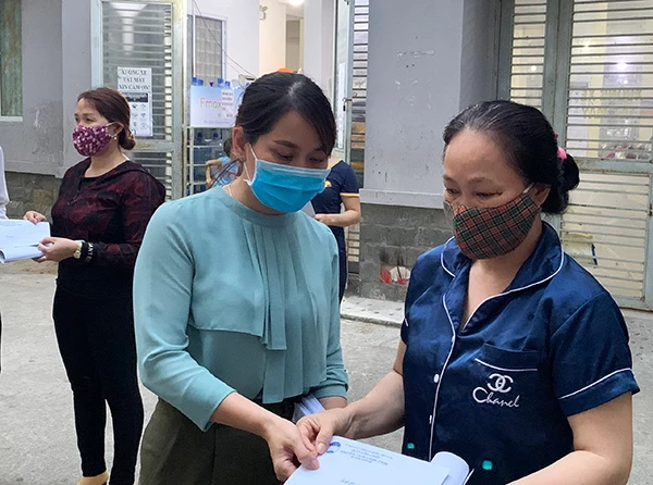 Ủy ban MTTQ Việt Nam quận Liên Chiểu và phường Hòa Minh hỗ trợ các hộ khó khăn tại chung cư Đường Kinh Dương Vương đang thực hiện pong tỏa mềm để phòng chống dịch beehj COVID-19