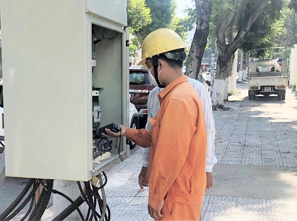 Lực lượng Kiểm tra viên của PC Đà Nẵng thường xuyên kiểm tra tổn thất điện năng tại các trạm biến áp để TBA, kịp thời phát hiện các dấu hiện bất thường