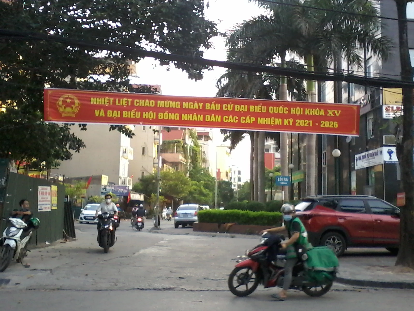 Trên đường phố các banner cổ động tuyên truyền cho Ngày hội toàn dân cũng được lắp đặt tại nhiều nơi, để mọi người dân có thể dễ dàng quan sát được, nắm bắt thông tin.