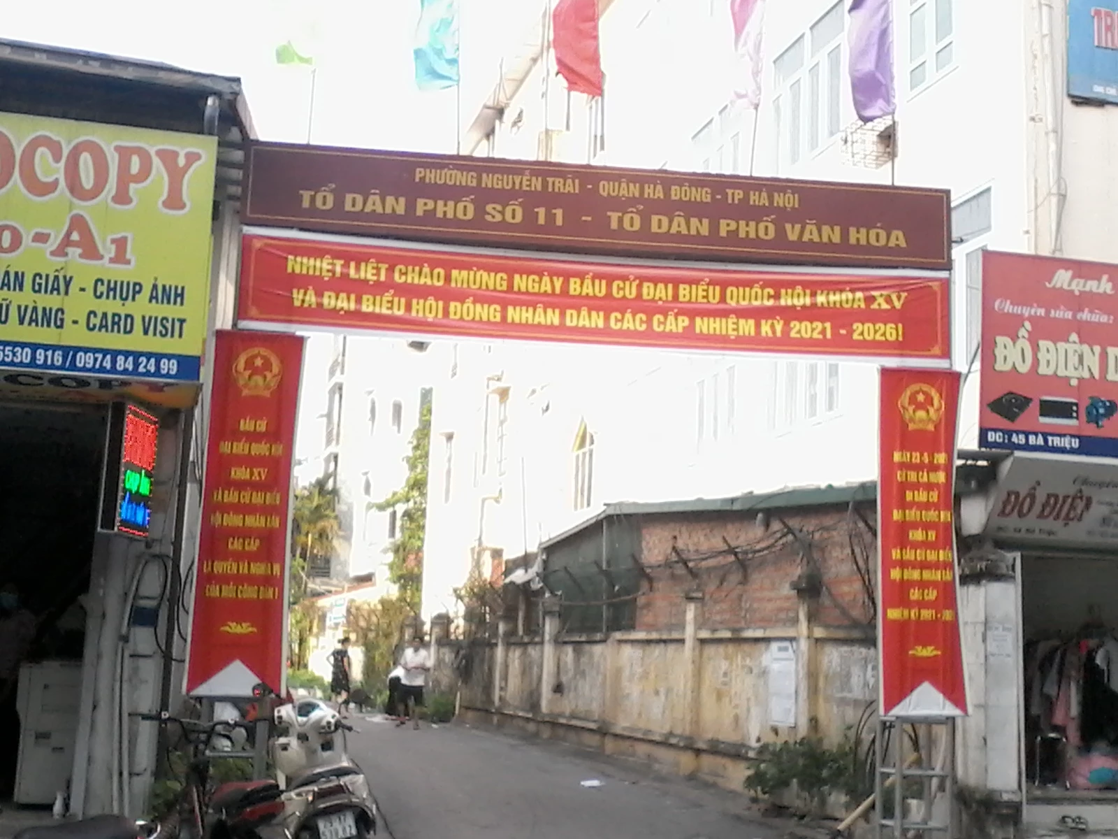 Banner khẩu hiệu, cổ động, tuyên truyền được treo ở cổng các Tổ dân phố trên địa bàn quận Hà Đông.