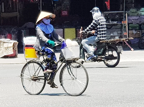 Đài Khí tượng thủy vawnn Trung Trung bộ cảnh báo nắng nóng có thể gây tình trạng mất nước, kiệt sức, đột quỵ do sốc nhiệt đối với cơ thể người khi tiếp xúc lâu với nền nhiệt độ cao.