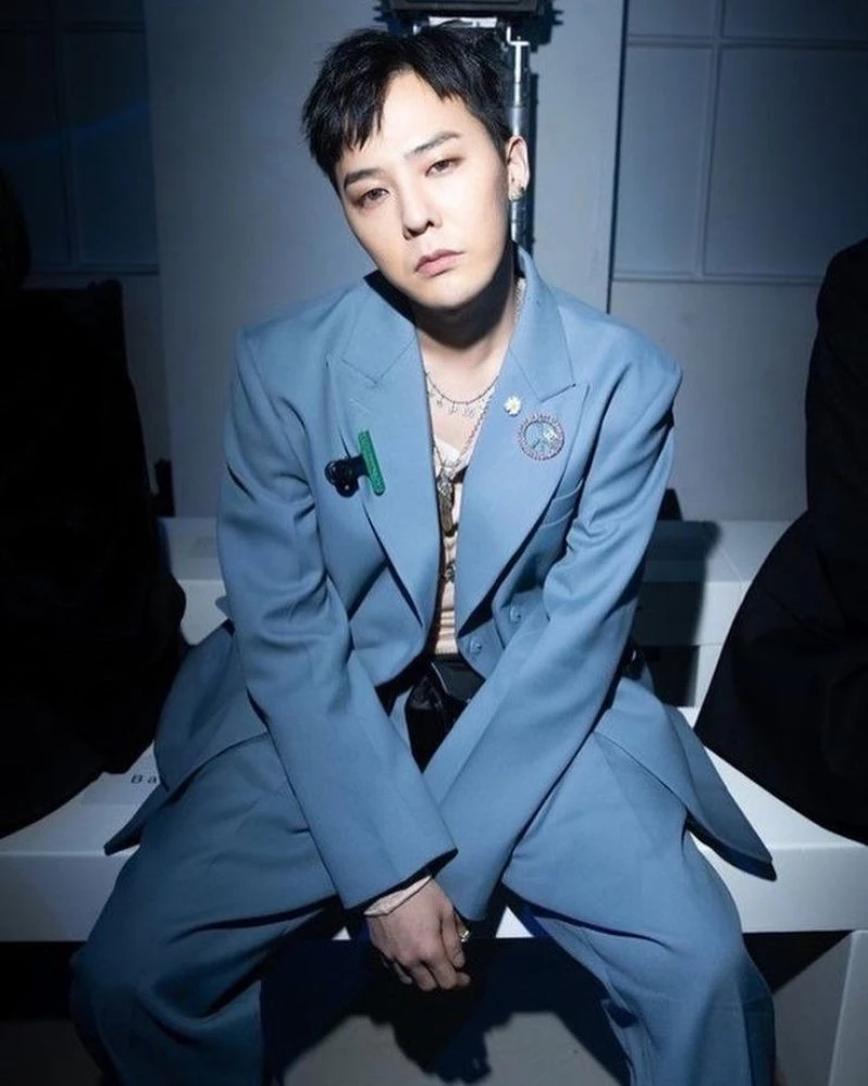 Theo SCMP, G-Dragon là một trong những ngôi sao có lối sống xa hoa, giàu có nhất trong dàn idol Kpop. TMI News từng đưa tin trưởng nhóm Big Bang sở hữu nhiều siêu xe đắt tiền. "G-Dragon kiếm được 1,3 triệu USD/năm chỉ từ bản quyền âm nhạc. Ngoài ra, anh có căn hộ áp mái trị giá 8 triệu USD. Không có gì lạ khi nam ca sĩ sở hữu nhiều siêu xe", MC Jun Hyun Moo nói. Ảnh: Naver.