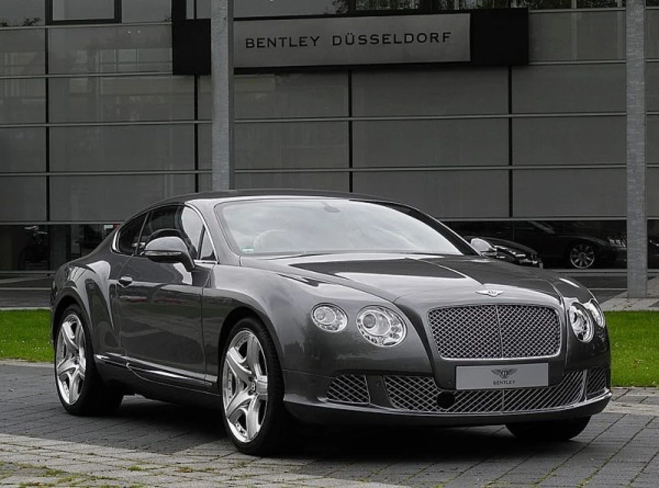 Bộ sưu tập xe sang của G-Dragon gồm có Bentley Continental GT, Lamborghini Aventador và Rolls-Royce Phantom. Trong đó, chiếc Bentley được định giá khoảng 350.000 USD, trong khi Lamborghini qua sửa chữa có giá đến 500.000 USD. Tuy nhiên, mẫu xe đắt nhất của nam ca sĩ là Roll-Royce giá 650.000 USD. Ảnh: Twitter.