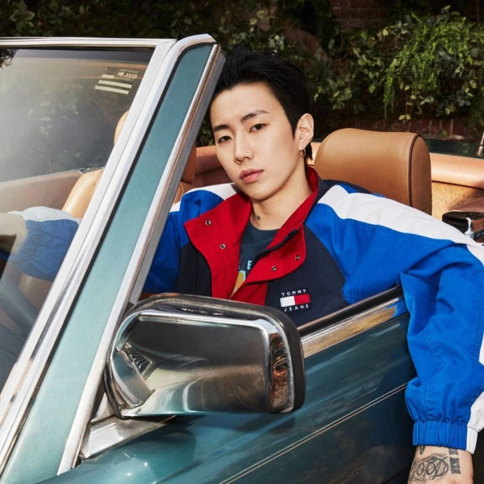 Tại làng giải trí Hàn Quốc, Jay Park được mệnh danh là ông hoàng hip hop. Sau nhiều năm hoạt động trong showbiz, nam diễn viên sở hữu khối tài sản 15 triệu USD. Theo Seoul Space, idol Hàn sở hữu xe hơi sang trọng Bentley Flying Spur, trị giá khoảng 225.000 USD. Nam diễn viên thường sử dụng xe để quay MV. Anh từng cùng rapper Gray dùng xe sang để quảng bá ca khúc Drive. Ảnh: Instagram.