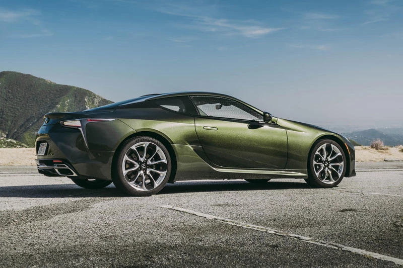 10. Lexus LC (khởi điểm 93.050 USD). Được trang bị động cơ V8 hút khí tự nhiên dung tích 5 lít, sản sinh công suất 471 mã lực và sức kéo 527 Nm. Hộp số tự động 10 cấp.