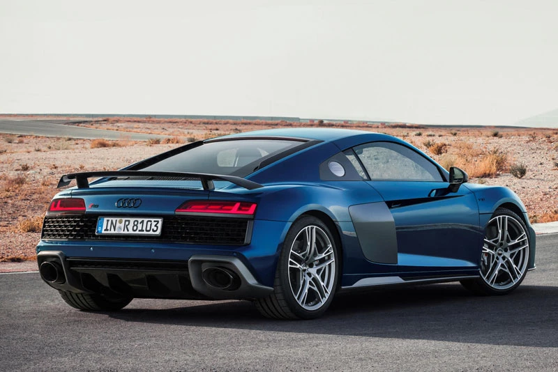 2. Audi R8 (giá khởi điểm từ 142.700 USD). R8 dùng động cơ V10 hút khí tự nhiên dung tích 5,2 lít. Động cơ này sản sinh công suất 532 mã lực tại 6.500 vòng/phút và mô-men xoắn cực đại 539 Nm. Sức mạnh được truyền đến các bánh sau thông qua hộp số ly hợp kép S tronic 7 cấp.