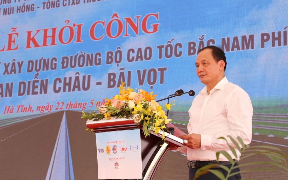 Thứ trưởng Nguyễn Nhật yêu cầu các đơn vị thi công phải đẩy nhanh tiến độ dự án, đảm bảo môi trường