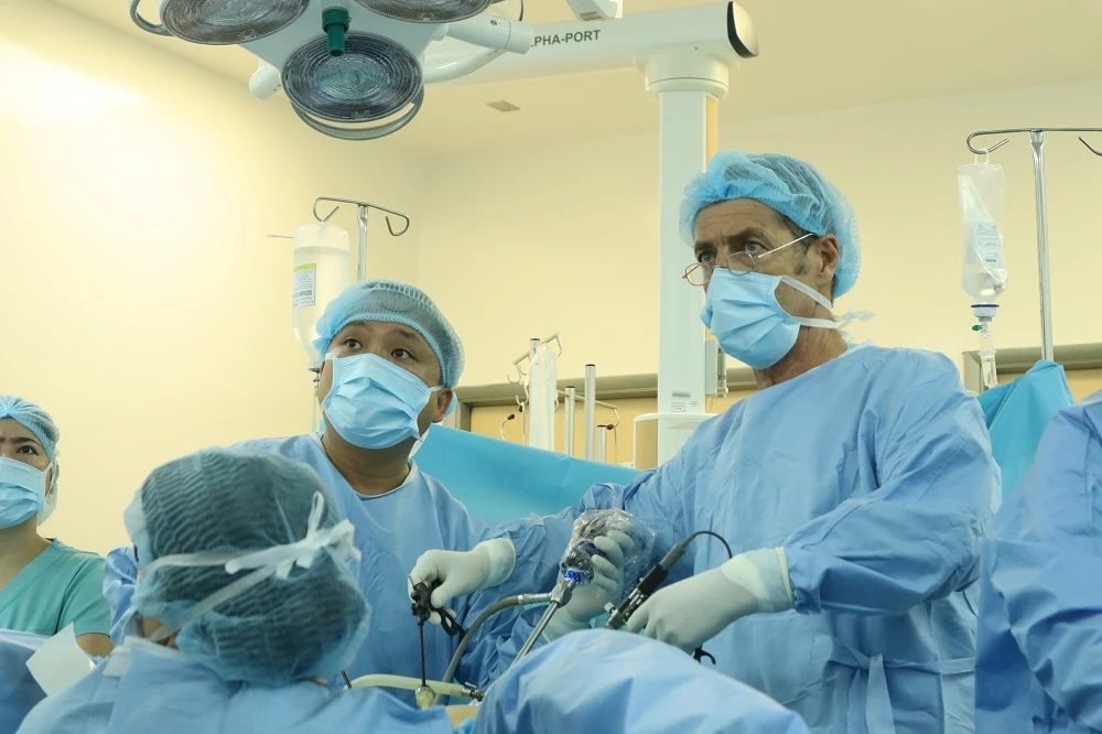 Bác sĩ Robert Riche (bên phải) và bác sĩ Hồ Nguyên Tiến trực tiếp thực hiện ca mổ nội soi điều trị cho bệnh nhân sa tạng chậu phức tạp.