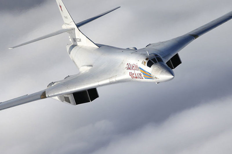 Cận cảnh máy bay ném bom nguy hiểm nhất Tu-160 của Nga tiếp nhiên liệu trên không