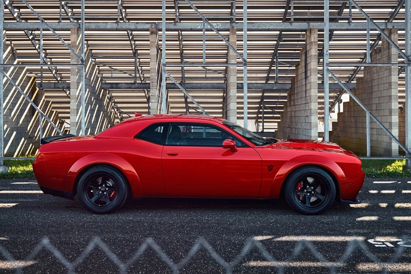 5. Dodge Challenger SRT Demon (giá khởi điểm: 81.090 USD). “Trái tim” của Dodge Challenger SRT Demon là động cơ V8 siêu nạp dung tích 6,2 lít cho công suất 807 mã lực và mô-men xoắn 959 Nm. Hộp số tự động 8 cấp kết hợp cùng hệ dẫn động cầu sau. 