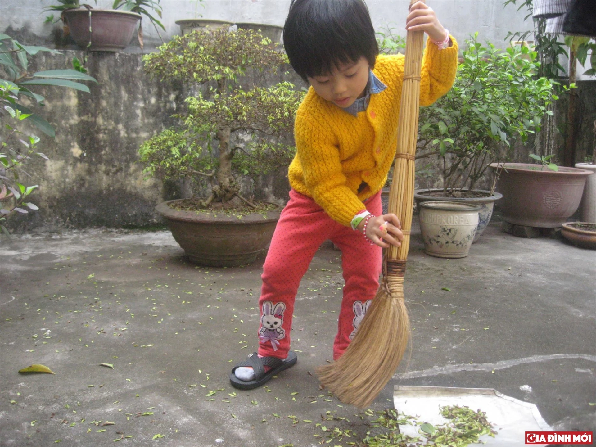   'Thuê' bé làm việc nhà ngoài các việc bé vẫn có trách nhiệm phải làm để giúp con hiểu tiền không tự nhiên mà có  