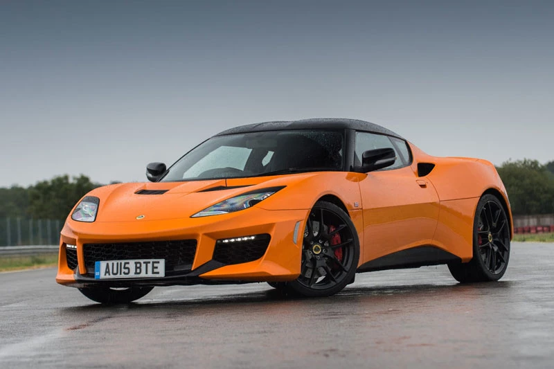 6. Lotus Evora 400 (giá khởi điểm: 91.785 USD). Evora 400 dùng động cơ V6 tăng áp với dung tích 3,5 lít. Động cơ này sản sinh công suất tối đa 400 mã lực, mô-men xoắn cực đại 410 Nm. Hộp số sàn 6 cấp giúp truyền sức mạnh tới bánh sau. Thời gian tăng tốc từ 0-100 km/h 4,2 giây, tốc độ tối đa 300 km/h.