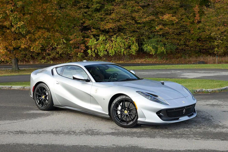 7. Ferrari 812 Superfast (giá khởi điểm từ 316.300 USD). Khối động cơ V12 hút khí tự nhiên dung tích 6,5 lít trên 812 Superfast đem tới công suất 789 mã lực và mô-men xoắn 719 Nm. Hộp số ly hợp kép 7 cấp cùng hệ dẫn động cầu sau.