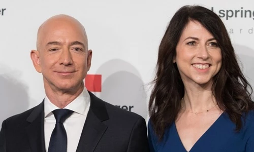 Jeff Bezos, nhà sáng lập Amazon, hiện là người giàu nhất thế giới. Theo Investing.com, vốn hoá thị trường của Amazon đạt mức 1.650 tỷ USD. Tuy nhiên, nhà sáng lập Amazon cũng chung hoàn cảnh với Bill Gates. Năm 2019, ông và người vợ MacKenzie Scott quyết định ly hôn. Tháng 3/2021, Jeff Bezos gửi lời chúc phúc tới vợ cũ khi nghe tin bà kết hôn với Dan Jewett, giáo viên dạy hoá học. Hiện Bezos hẹn hò với ngôi sao truyền hình Lauren Sanchez. Ảnh: AFP.