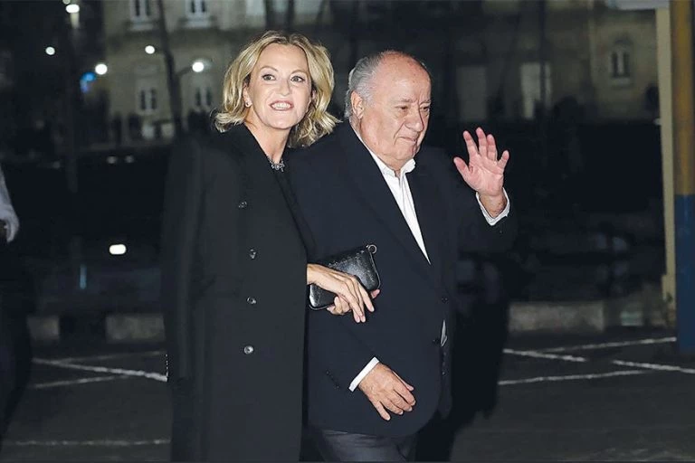 Amancio Ortega, tỷ phú giàu thứ 11 trên thế giới, là cựu CEO kiêm nhà sáng lập tập đoàn thời trang Inditex với thương hiệu chính là Zara. Vị tỷ phủ người Tây Ban Nha hiện nắm giữ khối tài sản trị giá 84,8 tỷ USD. Amancio và vợ cũ quyết định ly hôn năm 1986. 15 năm sau, ông tái hôn với Flora Pérez. Flora hiện giữ vị trí phó Chủ tịch Inditex. Ảnh: Cord Magazine.