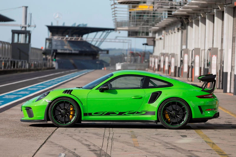 8. Porsche 911 GT3 RS (giá khởi điểm: 188.550 USD). Porsche 911 GT3 RS sử dụng động cơ 6 xi lanh dung tích 4 lít cho công suất tối đa 520 mã lực và sức kéo 470 Nm. Hộp số sàn 6 cấp hoặc ly hợp kép PDK 7 cấp. Thời gian tăng tốc từ 0-100 km/h trong 3,4 giây, tốc độ tối đa 320 km/h.