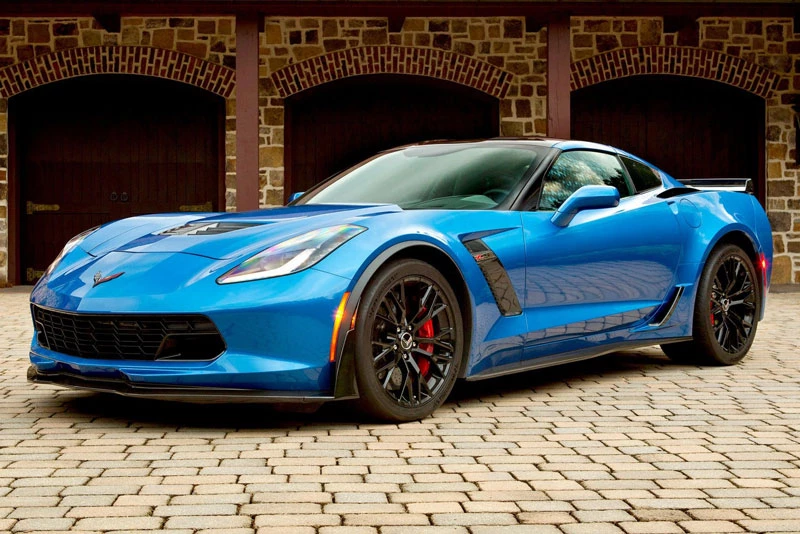 9. Chevrolet Corvette Z06 (giá khởi điểm: 80.900 USD). Động cơ V8 tăng áp dung tích 6,2 lít trên Corvette Z06 tạo ra công suất đáng kinh ngạc 650 mã lực và mô-men xoắn 881 Nm. Hộp số sàn 7 cấp kết hợp cùng hệ dẫn động cầu sau.