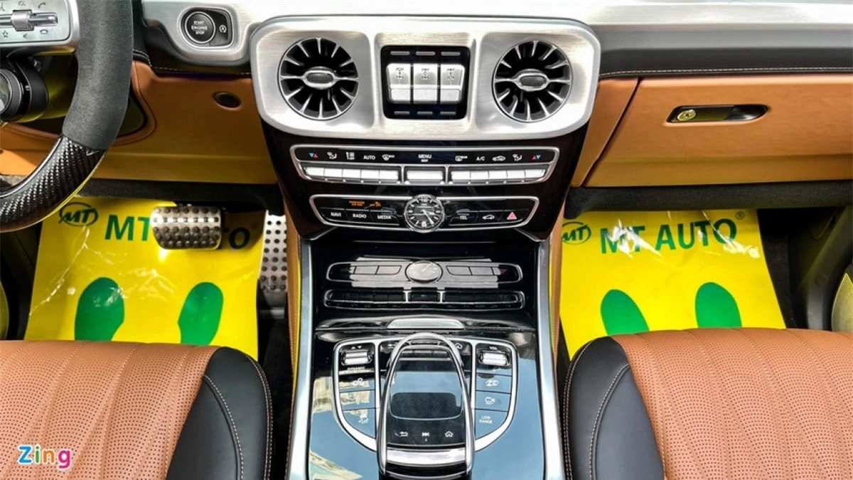 Hệ thống nút bấm, cửa gió điều hòa và khu vực cần số được thiết kế sang trọng không kém các dòng sedan E-Class hay S-Class.