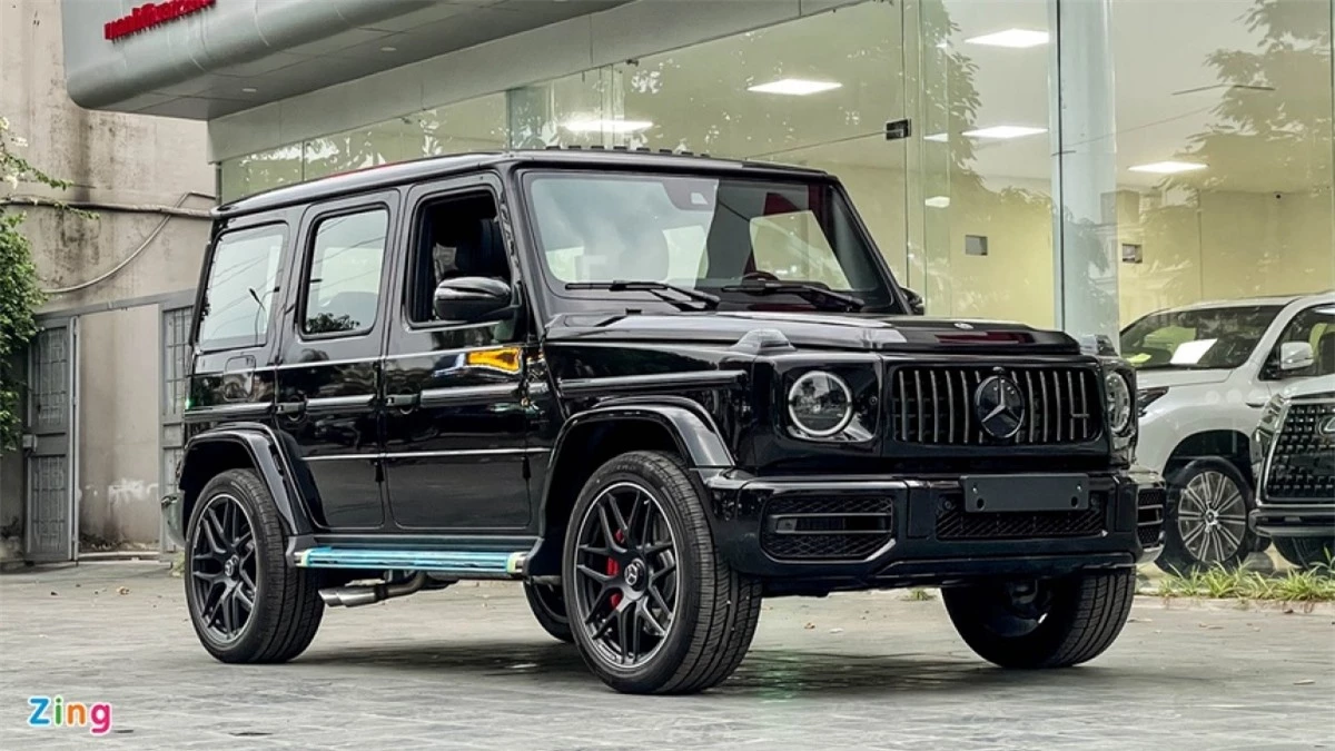 Mercedes-AMG G 63 sử dụng động cơ tăng áp kép V8 4.0L, công suất 585 mã lực, mô-men xoắn 850 Nm, hộp số tự động 9 cấp, hệ dẫn động 4 bánh và 3 khóa vi sai. Mức giá tại đại lý tư nhân của chiếc xe trong bài khoảng 13 tỷ đồng.