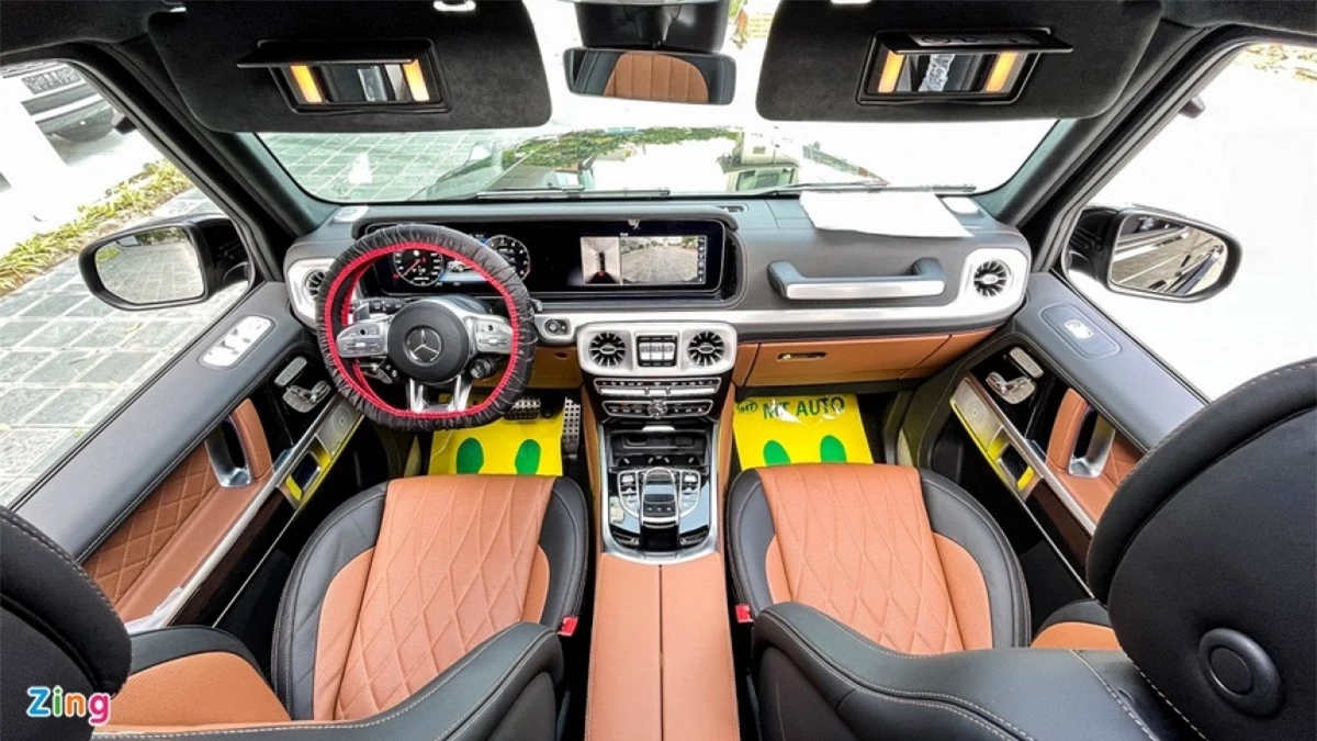 Mercedes-AMG G63 đời 2021 có bố cục táp-lô tương tự thế thệ trước, tuy nhiên mọi chi tiết đều được hoàn thiện với tính thẩm mỹ cao, đi kèm nhiều trang bị hiện đại. Nhờ vậy, xe hợp thị hiếu đông đảo người dùng hơn.