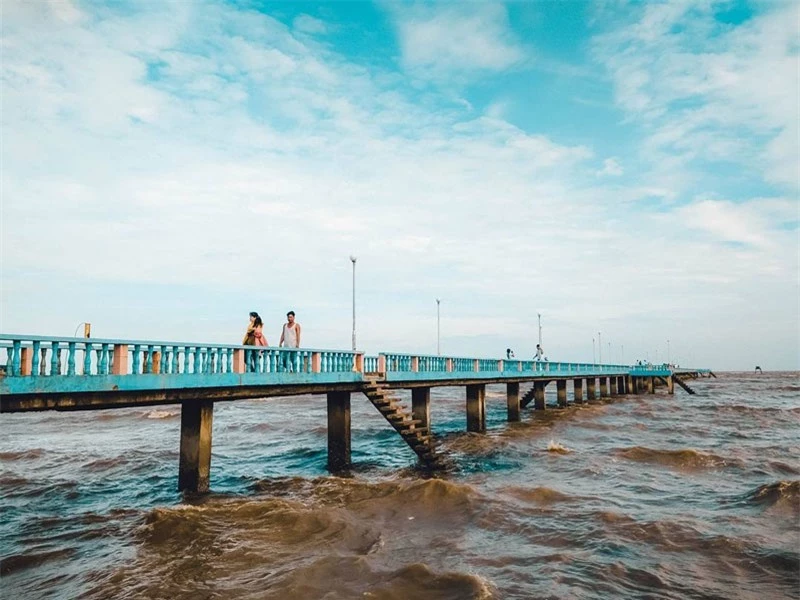 Cây cầu dẫn ra biển dài 300m này là điểm chụp hình ưa thích của du khách. Ảnh: Leeshin_photos.