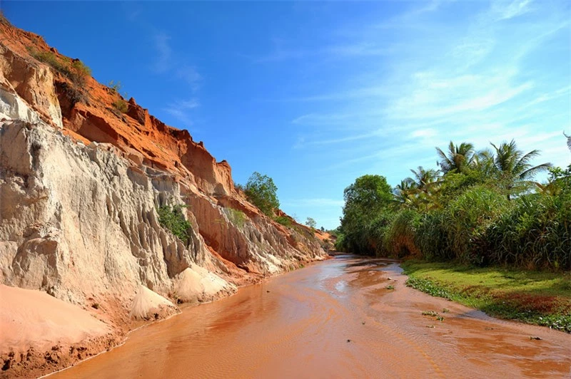 Không gian tại đây đỏ rực bởi màu cát và nằm cách bãi biển không xa lắm. Có hàng nghìn nhũ cát lô nhô chĩa thẳng lên trời như đỉnh tháp. Cát bị mưa gió bào mòn nên có nhiều hình thù kỳ lạ, nhưng cứng như đá. Ảnh: Hpham.