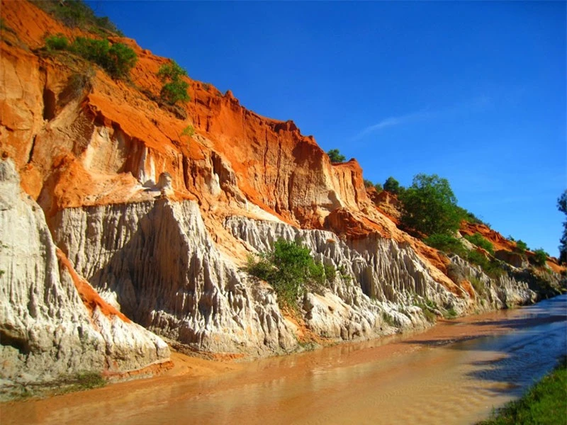 Từ trên cao nhìn xuống vào lúc chiều tối, khu vực này giống như một vùng lâu đài thành quách bị lãng quên. Ảnh: VND.